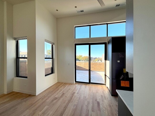 Building Photo - 2445 N Lincoln Ave