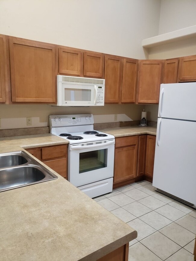 Building Photo - 2 bed / 2 bath - 2 car attached garage