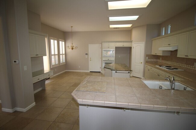 Building Photo - Beautiful Home in Buchanan District + Large Yard