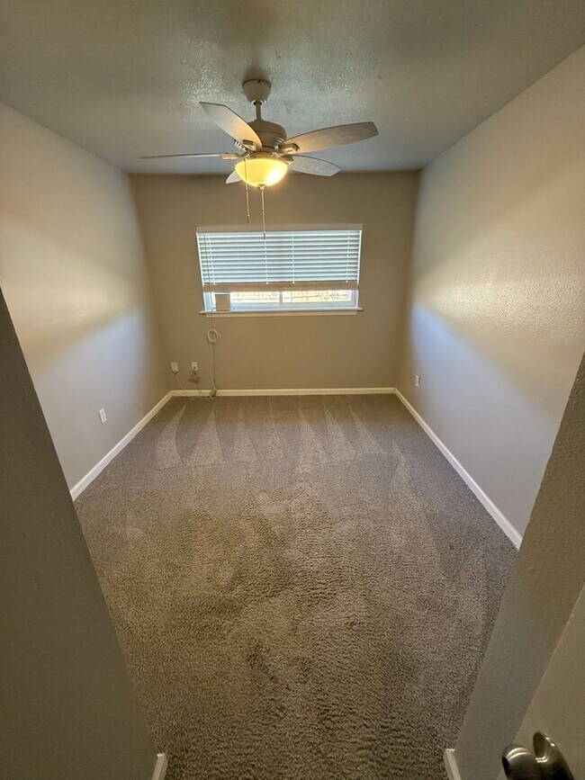 Building Photo - Brick 4 bed 2 bath 2 car Garage & Mature t...