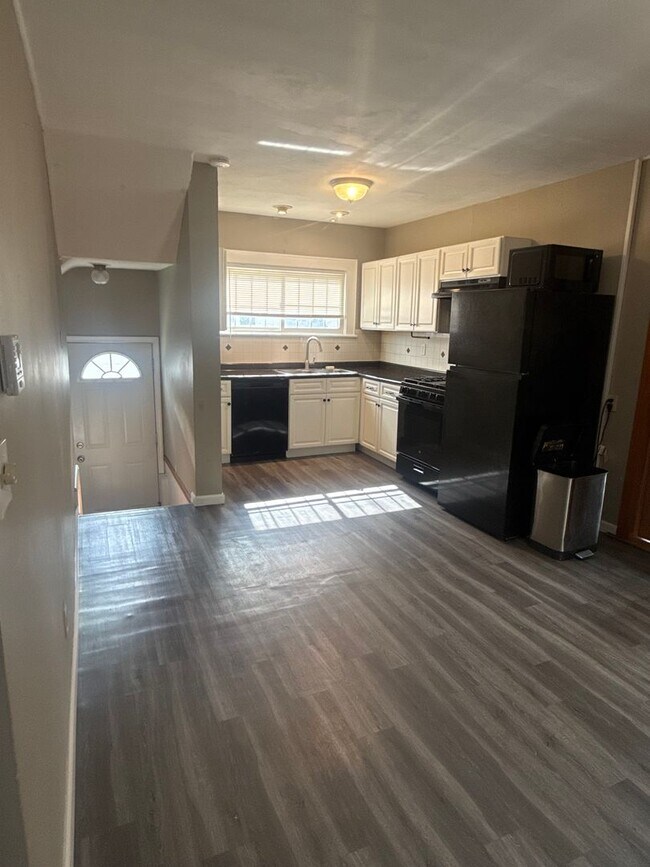 Building Photo - Great Mattydale 3 Bed 1 Bath Colonial