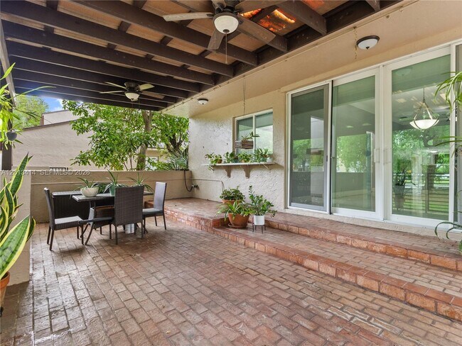 Building Photo - 9133 Fontainebleau Blvd