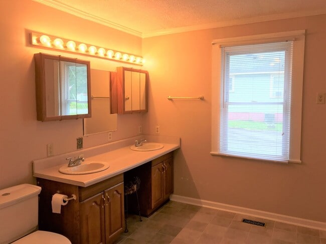 Building Photo - Lovely 3 Bedroom/2 Bathroom… Waiting for Y...