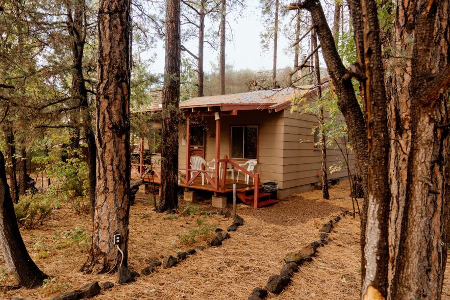 Cabin #7 Outside - 165 E White Mountain Blvd