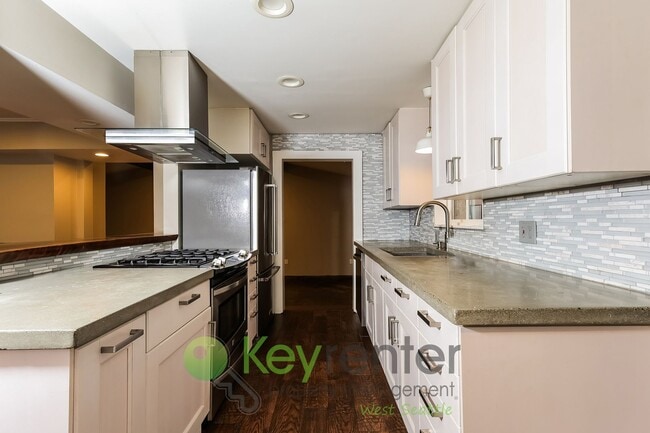 Building Photo - Remodeled Home with Zen Room, Soaking Tubs & Gas Fireplace