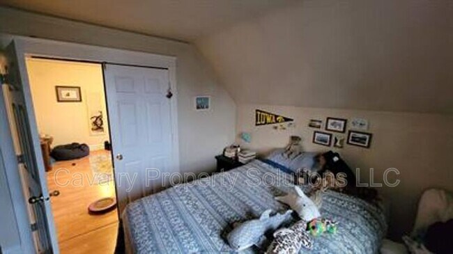 Building Photo - 617 E 8th St