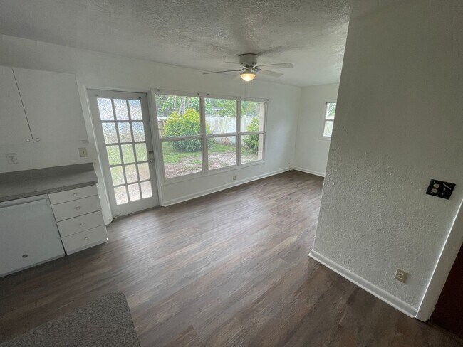 Building Photo - Charming 3-Bedroom Home with 1 Bath and 1-...