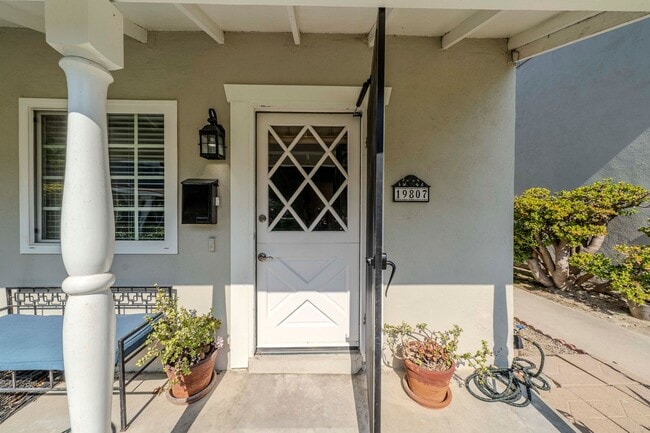 Building Photo - Bright & Airy 2-Bedroom End Unit Townhome