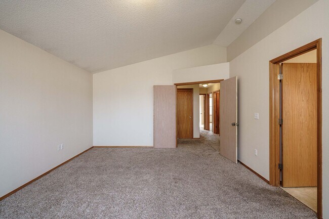 Building Photo - 3 bedroom 2.5 Bath - On Dead End Street - Low Maintenance Fenced Yard - Community Center with Swi...