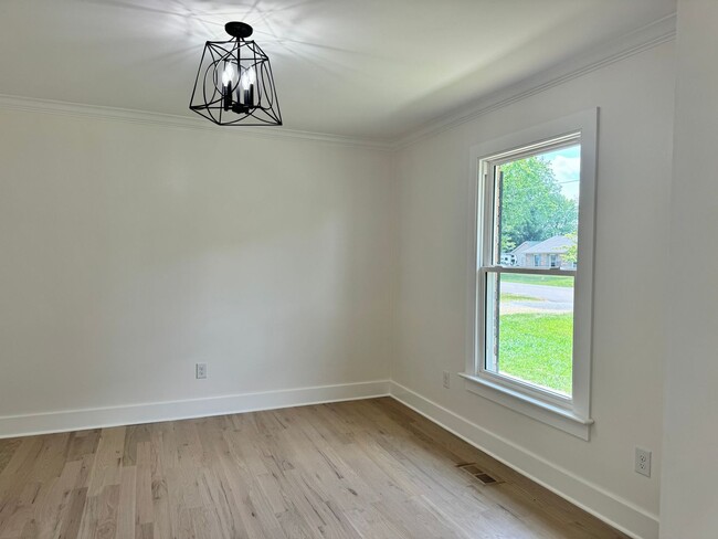 Building Photo - Renovated 3 BR Home in the Heart of Murfreesboro