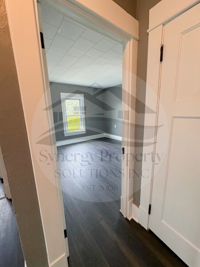 Building Photo - Crestline Home Available Now