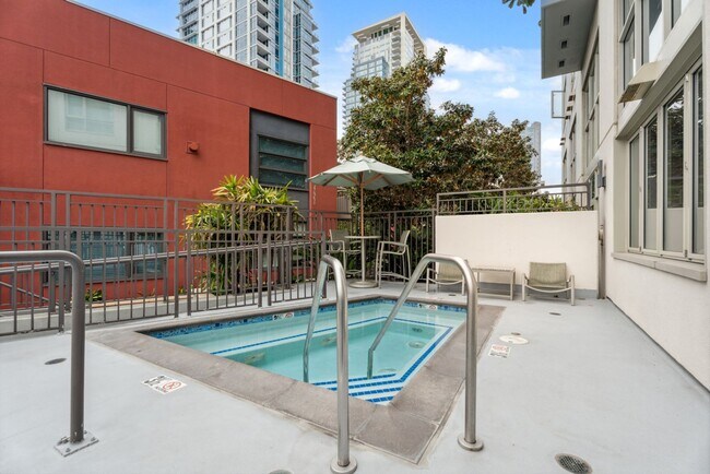 Building Photo - Modern 2-Bedroom Condo with Premium Amenities in Downtown San Diego