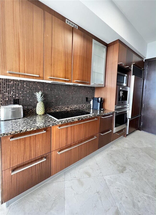 Building Photo - 15901 Collins Ave