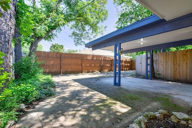 Building Photo - 4913 Westlake Dr