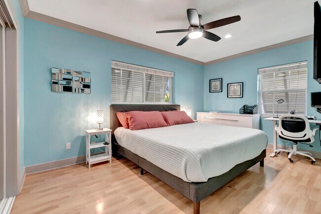 Building Photo - 310 Gulfstream Dr