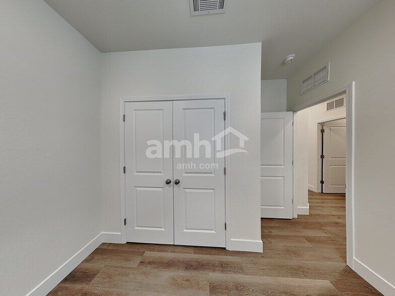 Building Photo - 533 Sacred Lotus Pl