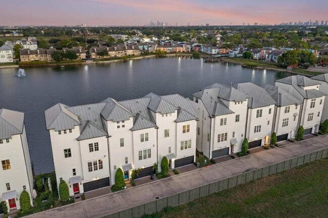 Building Photo - 2202 Lakeshore Edge Dr