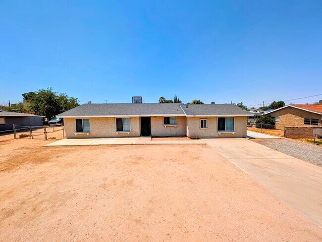 Building Photo - 4 bed with Dual master bedrooms and Solar ...