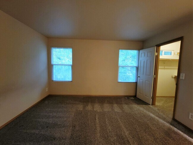 Building Photo - 2 Bedroom Townhome in Desirable Summerwind!