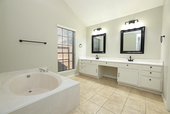 Building Photo - 17318 Shadow Valley Dr