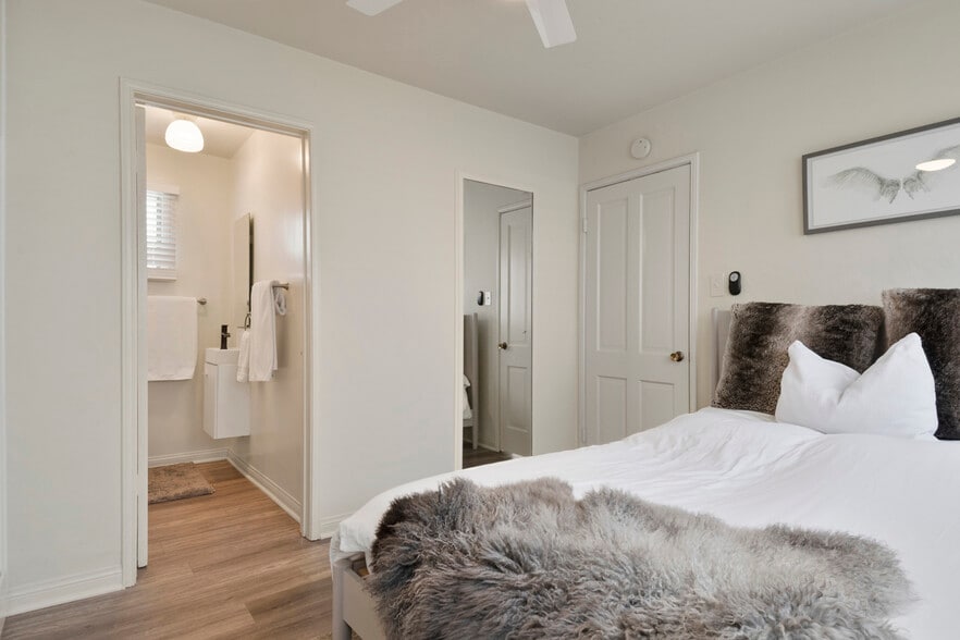 Building Photo - 215 29th St