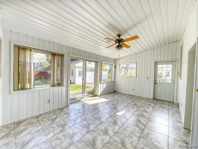 Building Photo - 806 N Altadena Ave