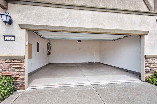 Building Photo - Gorgeous West Roseville Solar Home