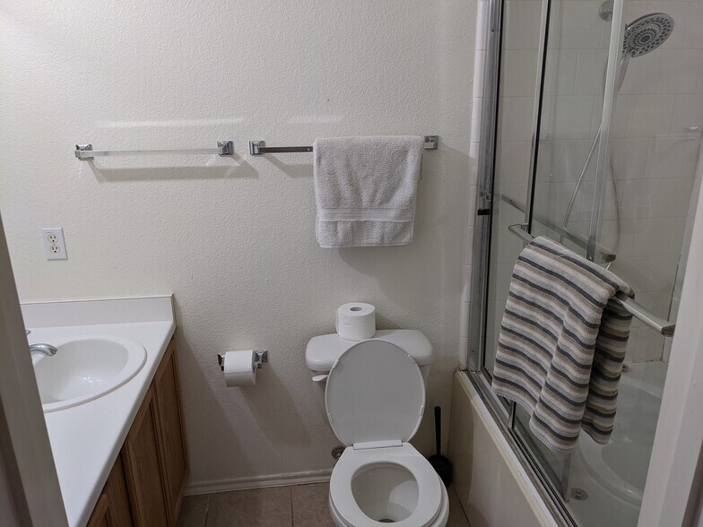 Master Bath - 2201 Kaiser Dr