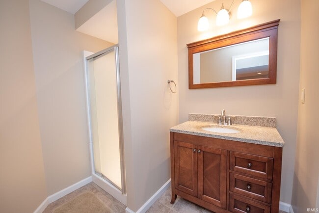 Building Photo - 3801 W Capilano Dr