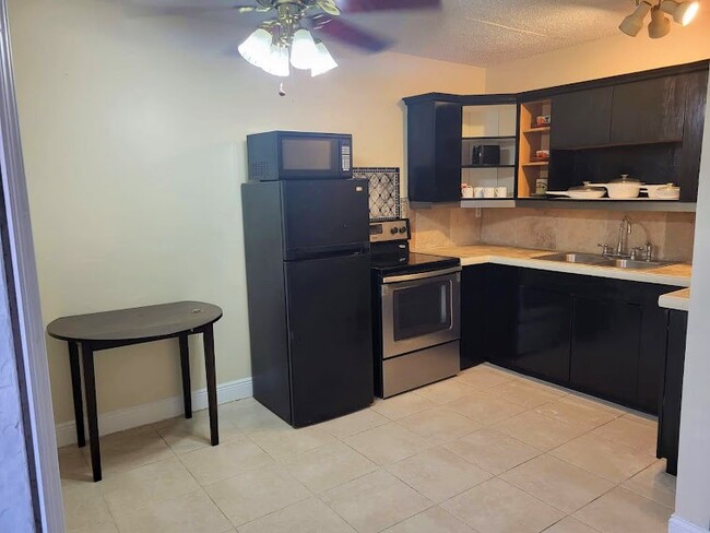 Building Photo - 1674 Louis Dr