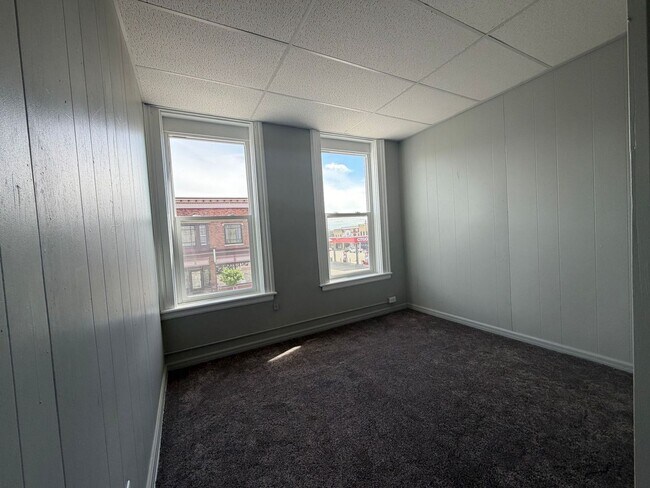 Building Photo - 113 E Milwaukee St