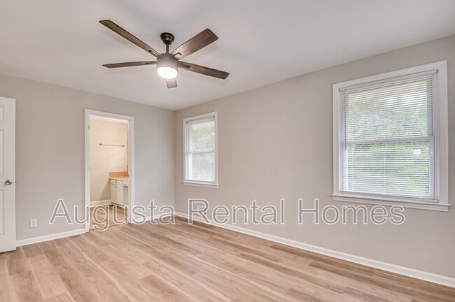Building Photo - 323 Pineview Dr