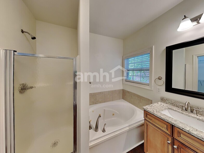 Building Photo - 3043 Holderwood Dr