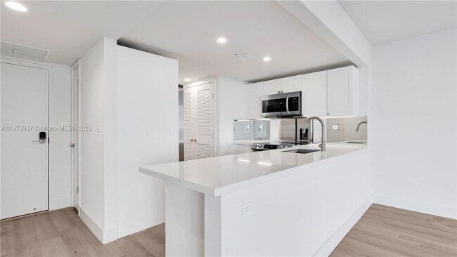 Building Photo - 555 NE 34th St