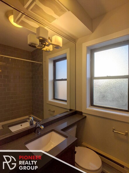 Building Photo - 560 W Arlington Pl