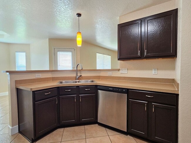 Building Photo - HHUGE RENT REDUCTION  - AVAILABLE NOW & READY FOR MOVE-IN!