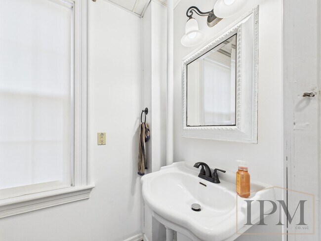 Building Photo - Available Now Beautiful 4 Bedroom Home with Garage, Central Air & Large Yard in York City.
