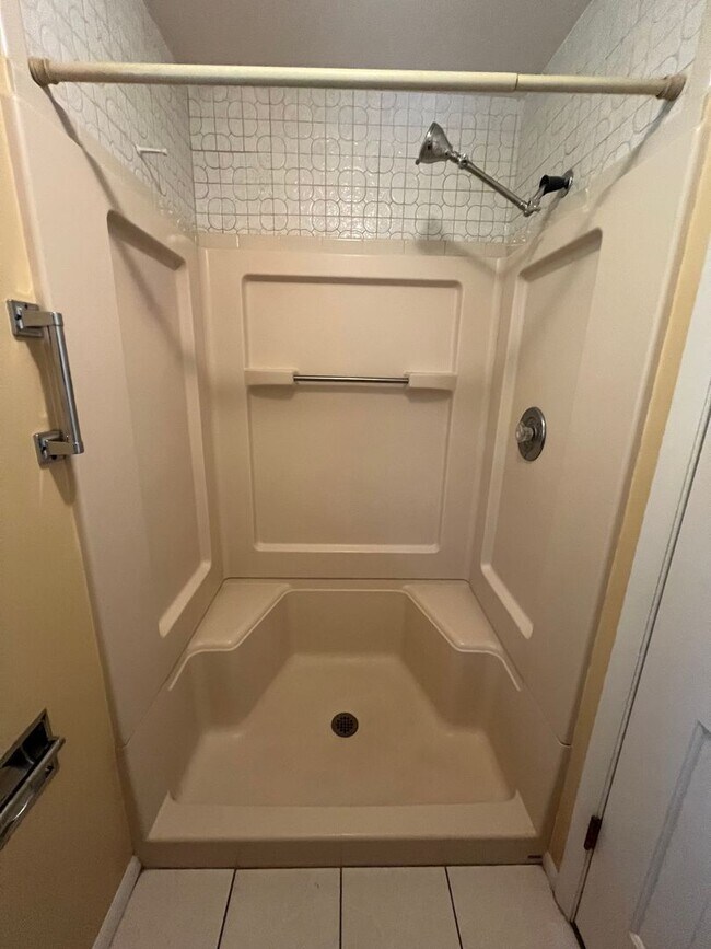 Building Photo - Spacious Family Home in Highland High School Area – Pocatello, ID!