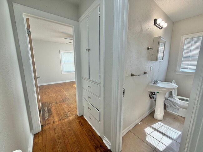 Building Photo - 4 Bedroom home!