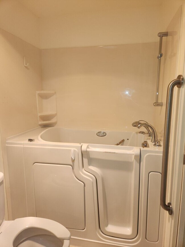 Building Photo - Lovely 2 bedroom, 2 bath in the Oakmont 55...