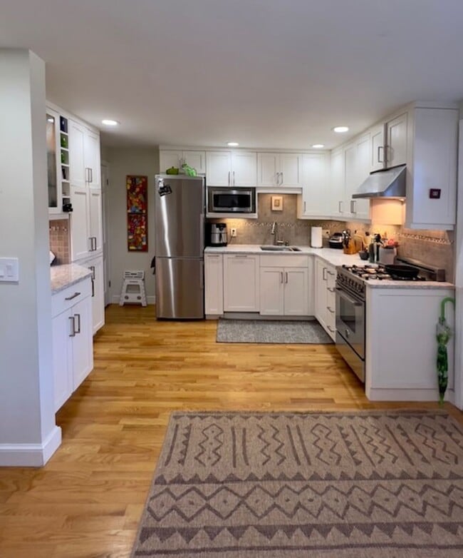 Building Photo - Spacious 2BR/1.5BA Townhouse Available February 15th!!  Great West End Location!!