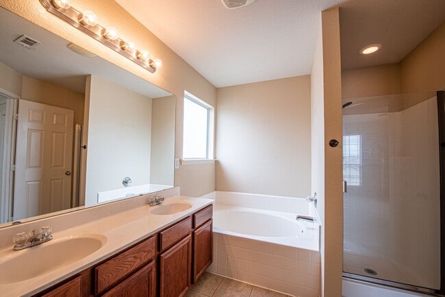 Building Photo - Spacious 4/2.5 Rental in Great ISD & LOTS ...