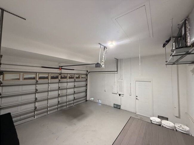 Building Photo - 1550 Center Rd