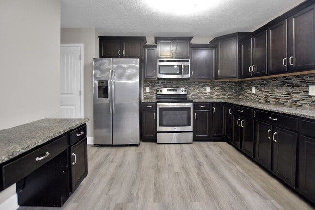 Building Photo - Pet Friendly Four Bedroom!