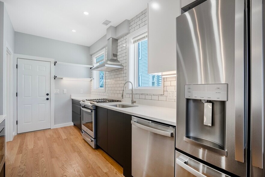 Primary Photo - 27 Linden St