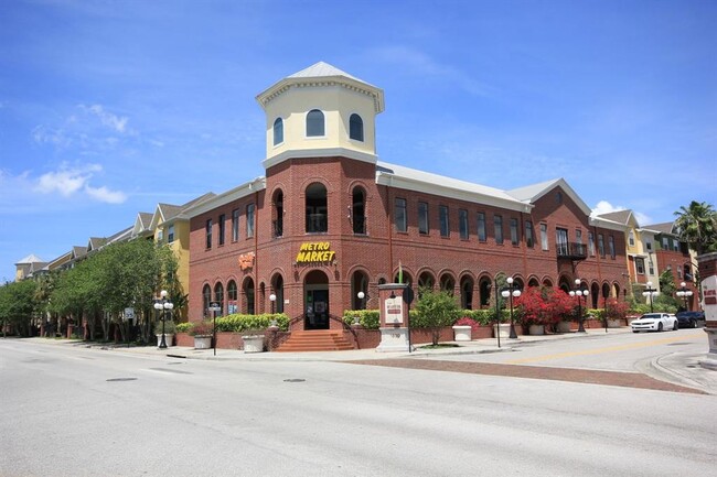 Building Photo - 1910 E Palm Ave