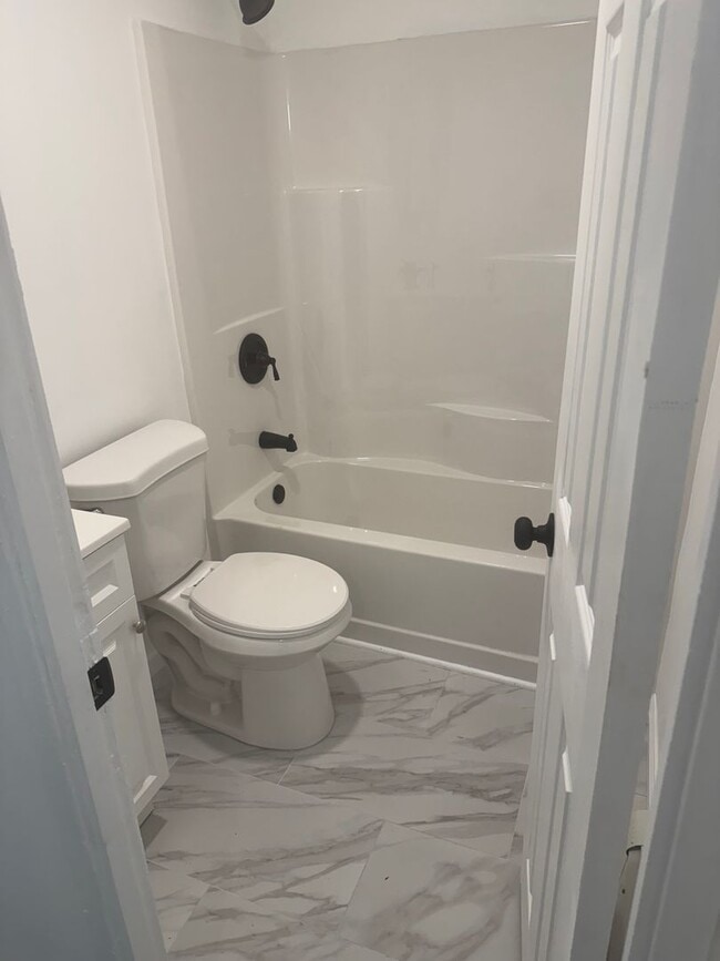 Building Photo - Recently Renovated 3 Bedroom in Atlantic C...