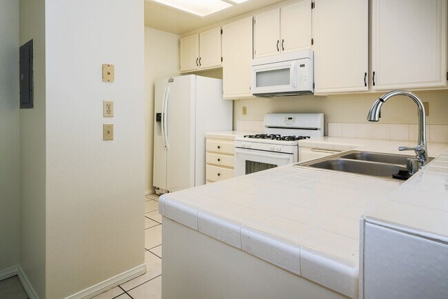 Building Photo - Rancho del Mar Townhomes Near the Temecula...