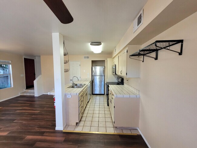 Building Photo - 433 E Ave