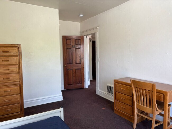 Building Photo - 524 S Forest Ave